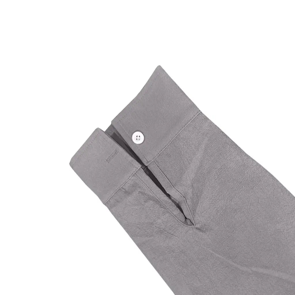 Set aus Herren-Leinenhemd und -Hose mit einem grauen Leinenhemd-Ärmelbund mit Knopfverschluss und einem weißen Vierlochknopf