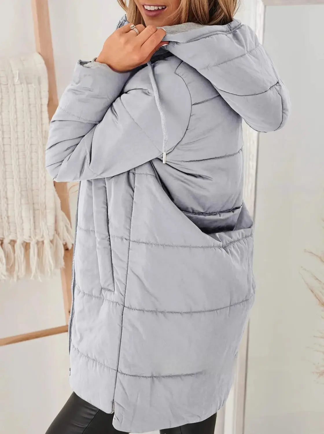 Manteau d’hiver en coton matelassé avec capuche pour femmes, gris clair, avec fermeture éclair à l’avant et poches latérales.