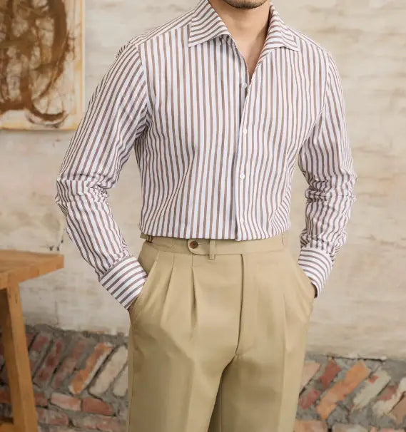 Ein Slim-Fit gestreiftes Baumwoll-Hemd langarm für den Pendlerbereich in kräftigem Weiß mit gedämpften grauen Vertikalstreifen und klassischem Erscheinungsbild.