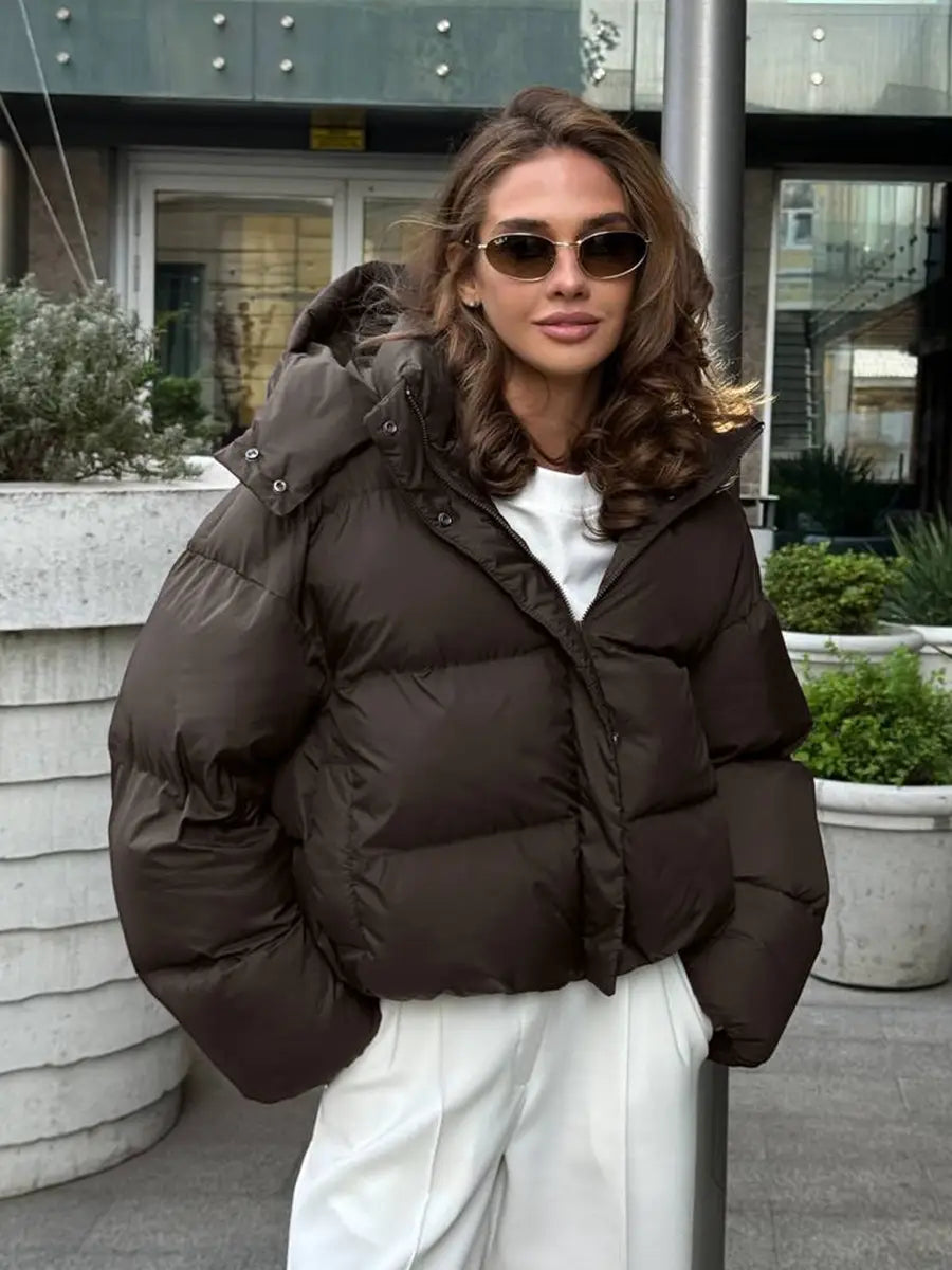 Braune wattierte Pufferjacke mit Kapuze mit warmem, isolierendem Design, geeignet für kaltes Wetter.