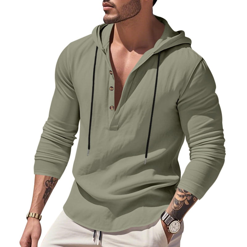 sudadera tipo henley relajada de lino para hombre en color verde oliva, con mangas largas, cordones negros y tapeta abotonada con botones dorados.
