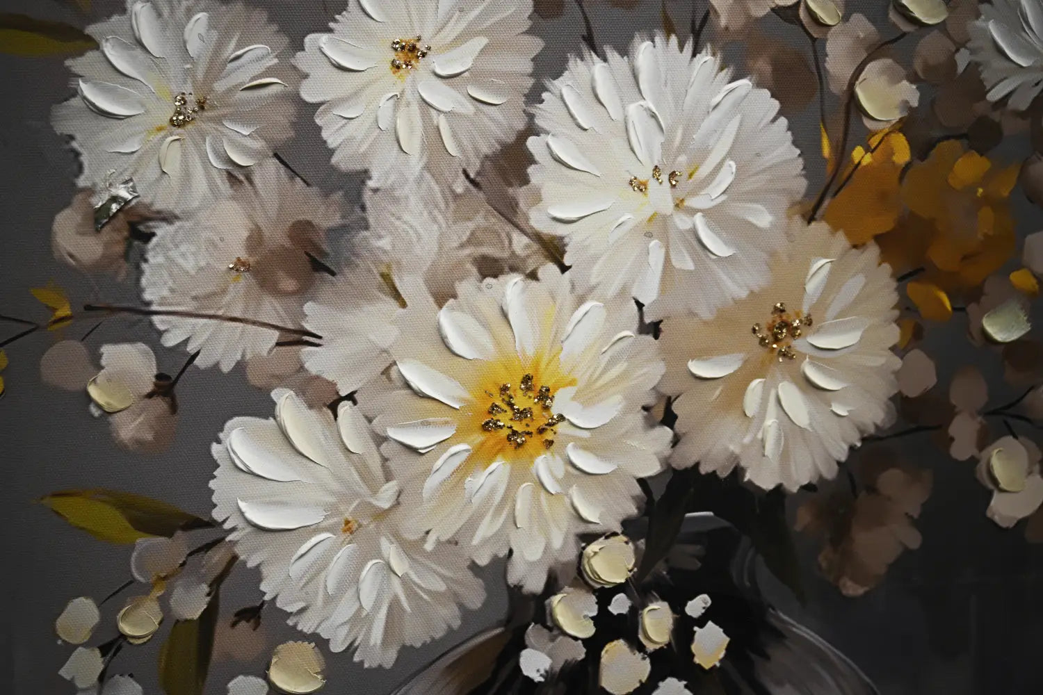 Eine Wandkunst auf Leinwand 24x24 Zoll mit einer Glasvase aus weißen Chrysanthemen, mit einem Gemälde weißer Gänseblümchen mit goldenen Zentren im strukturierten, geschichteten Stil vor einem gedämpften grauen Hintergrund