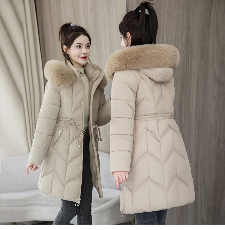 Beige gesteppten Winterjacke aus Baumwolle mit einer kuscheligen, pelzgefütterten Kapuze und Verschluss mit vorderem Reißverschluss, ausgelegt für kaltes Wetter.