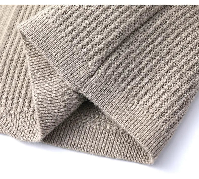 Beiger Herren-Rippstrick-Cardigan-Mantel mit strukturiertem ineinandergreifendem Stichmuster auf weichem Strickstoff.