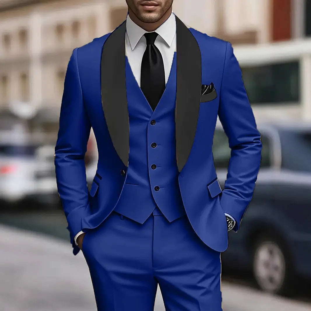 Smoking trois pièces à coupe ajustée bleu royal éclatant, avec revers en satin noir et gilet assorti.