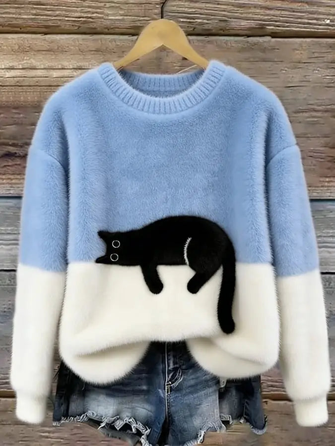 Hellblau-weißes flauschiges Strickfleece-Pulloveroberteil mit schwarzem Katzenapplikationsdesign für Weihnachten.