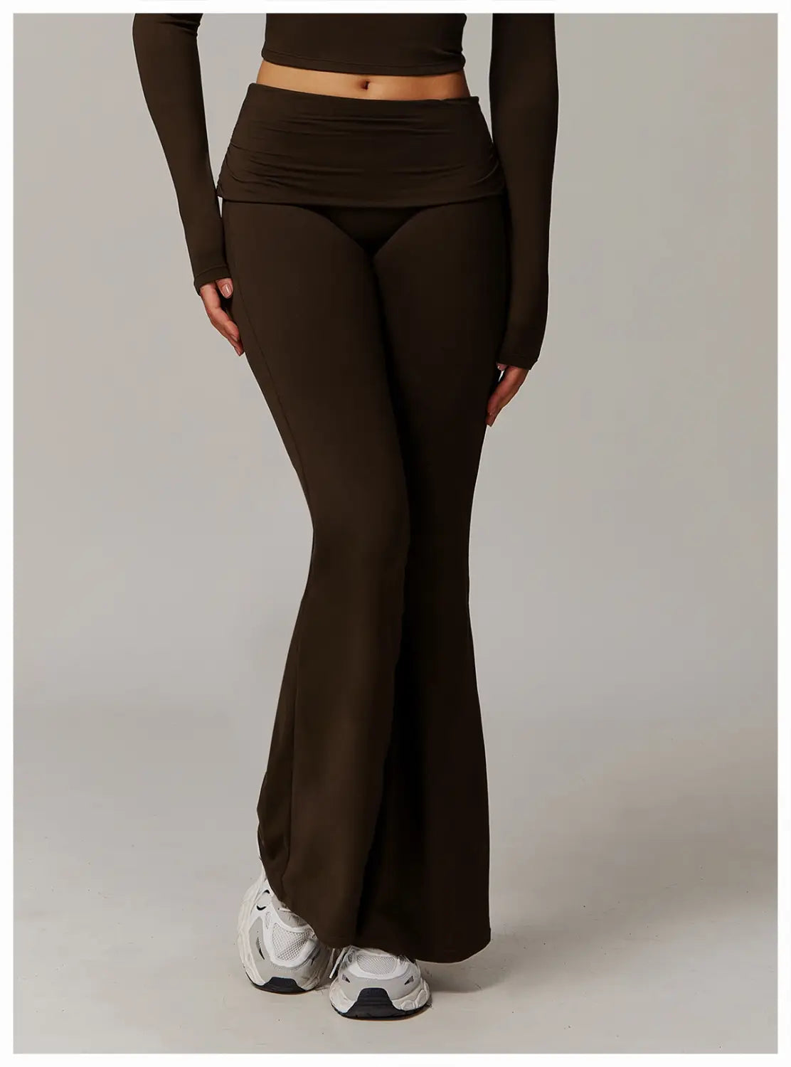 pantalones de yoga acampanados de cintura alta en marrón con tejido elástico ceñido diseñado para mayor comodidad y flexibilidad.