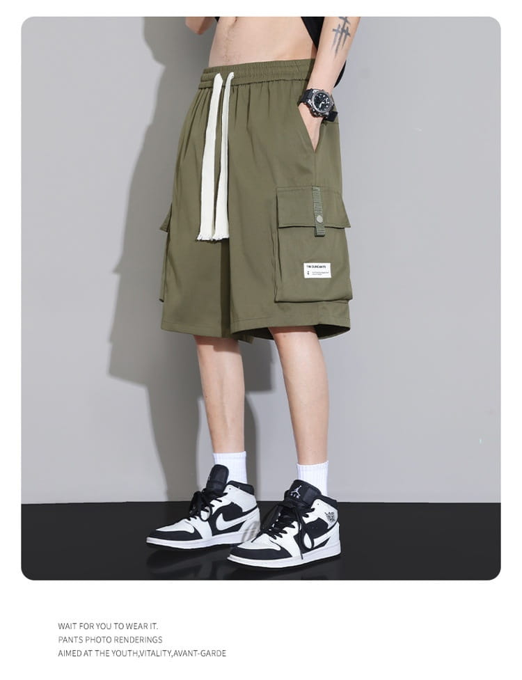 Shorts cargo décontractés pour homme grande taille en vert olive, avec cordons blancs et une poche avant, petite étiquette de marque rectangulaire, conçus pour une coupe ample et un usage sportif