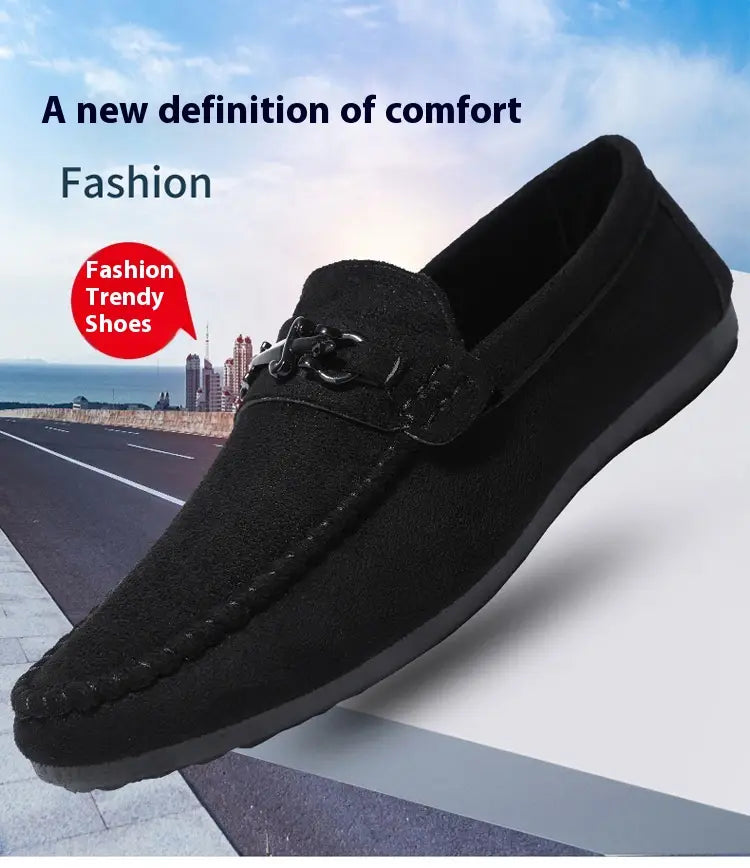 Mocassins à enfiler en daim marron pour homme avec mors de cheval, comportant un matériau en daim noir avec une boucle de mors de cheval métallique et des finitions cousues