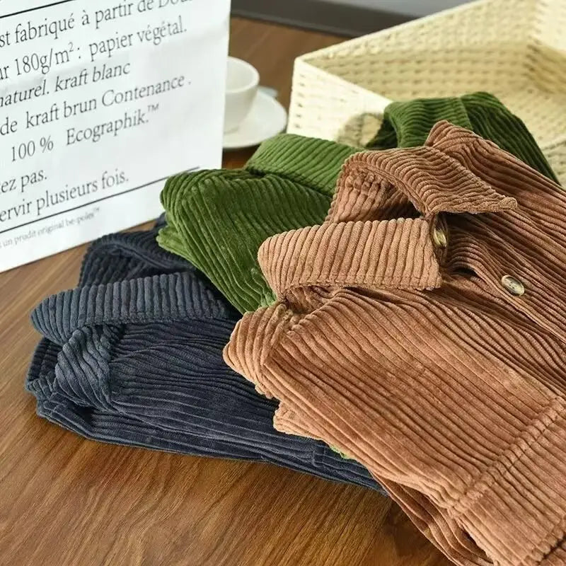 Gestapelte Herren-Cordjacken im schmalen Schnitt mit langem Ärmel in erdigen Farbtönen aus Braun, Grün und Navyblau, geeignet für Herbstbekleidung.