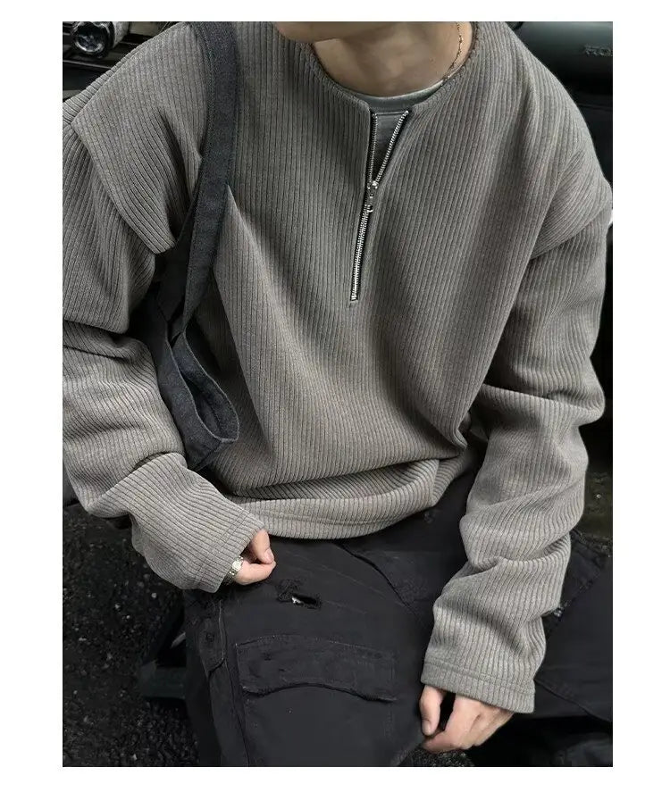 Sudadera tipo jersey acanalada de pana gris para hombre con media cremallera, con cremallera plateada en el cuello.