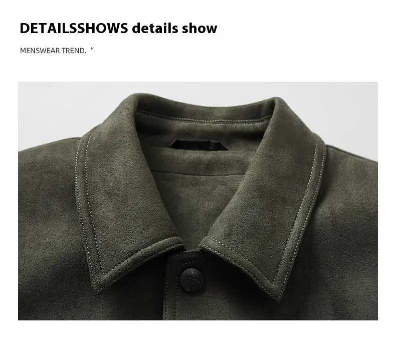 Col en suède vert olive, avec des surpiqûres assorties et un bouton foncé sur un manteau en suède décontracté ajusté pour homme.