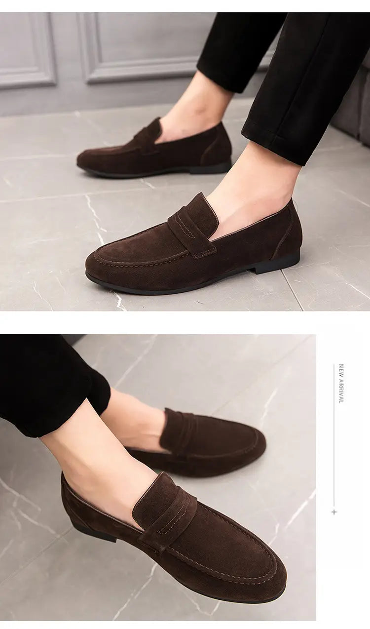 Mocassins en daim à enfiler pour homme en brun : design classique à enfiler avec des détails cousus.