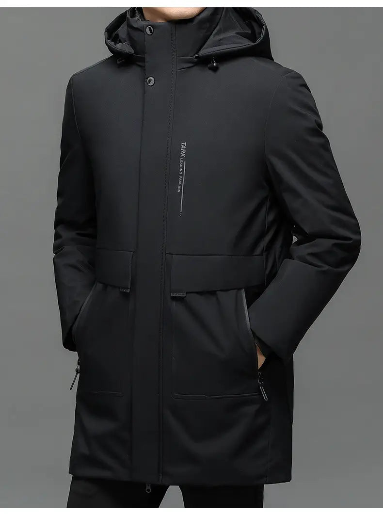 Chaqueta acolchada térmica con capucha de invierno negra con un diseño moderno y elegante y una marca vertical discreta en el lado izquierdo del pecho.