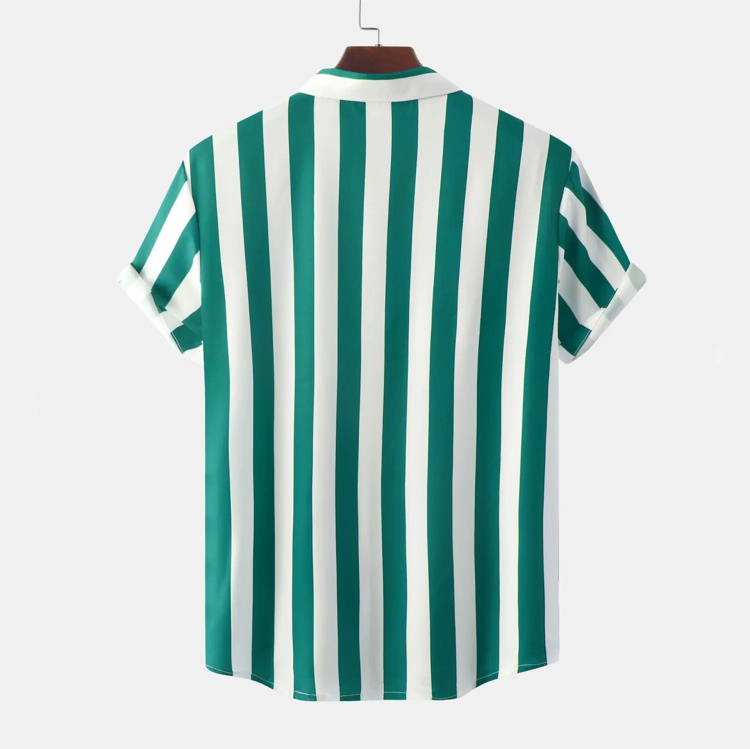 Chemise pour homme à rayures, à manches courtes, boutonnée sur le devant, présentant des rayures verticales vert et blanc, avec des manches courtes.