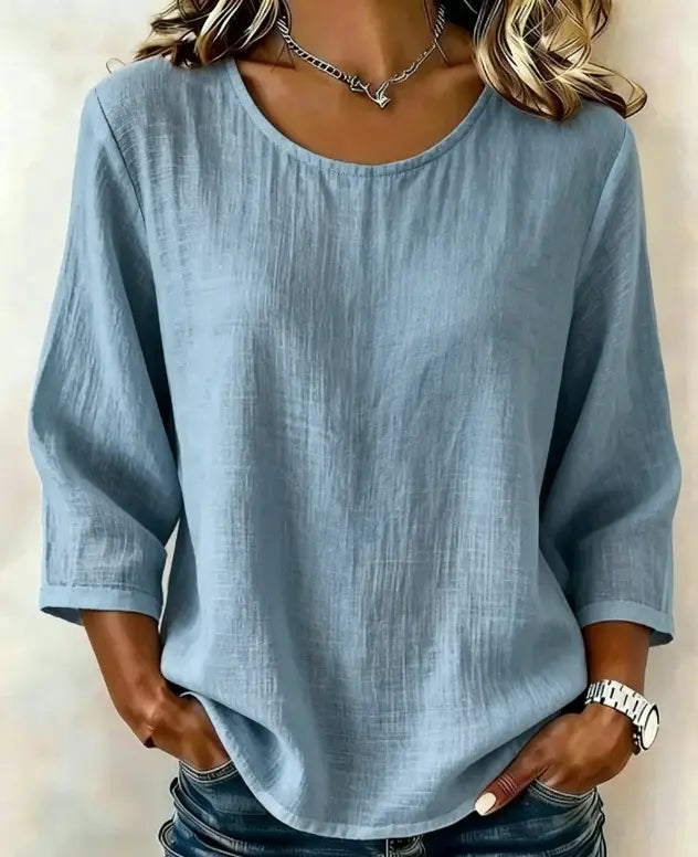 Haut décontracté en lin pour femmes, manches trois-quarts, bleu clair, coupe ample et encolure arrondie.