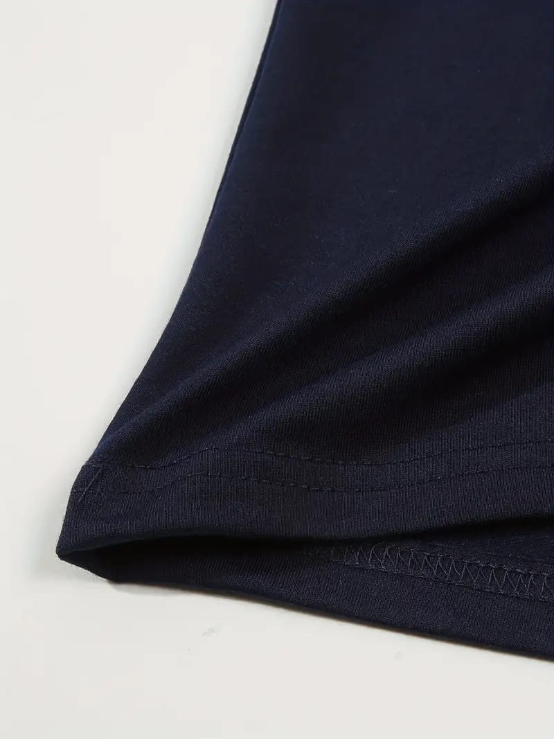 Dunkelnavyblaues langärmliges Polohemd aus Baumwolle mit sauberer, schlichter Saumlinie, geeignet für Casual-Sportbekleidung.