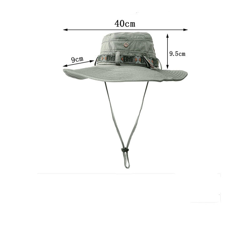 Un chapeau bac à jet à large bord couleur gris clair, avec une bande en tissu à motif et une mentonnière réglable, conçu pour la protection contre les UV, dans un style utilitaire vert olive pour hommes