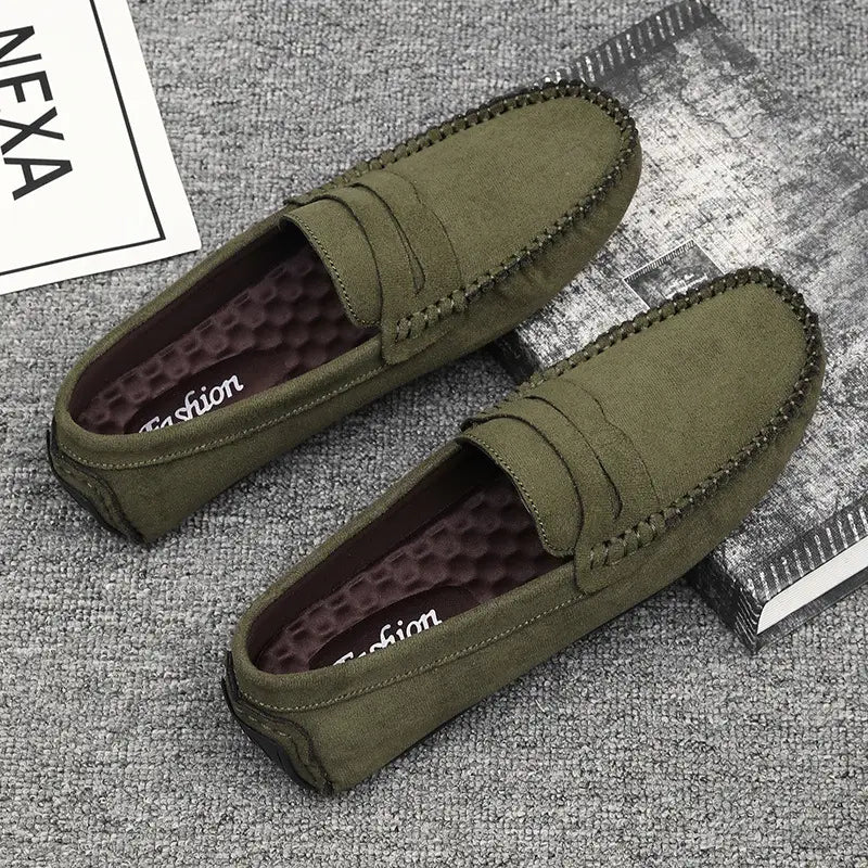 Mocassins en daim vert olive cousus à la main, présentant des finitions cousues et une doublure intérieure texturée dans un modèle de chaussure en velours confectionnée à la main.