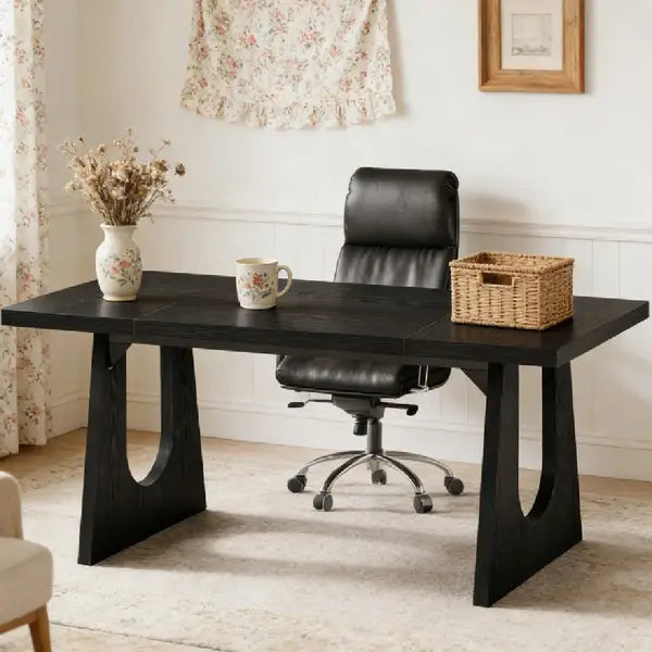 Escritorio ejecutivo negro con patas modernas de madera curvas y un diseño minimalista y elegante, de 70 pulgadas de medida.