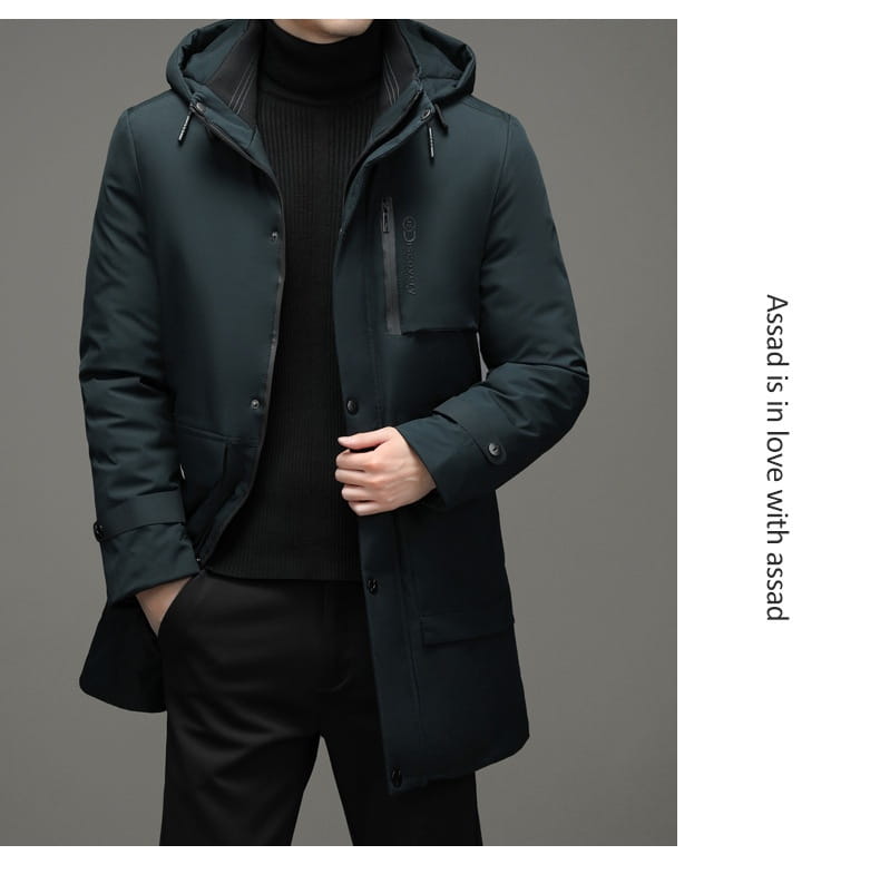 Abrigo de invierno acolchado con capucha para hombre en verde oscuro con diseño acolchado elegante y acentos de cremallera negra para clima frío.