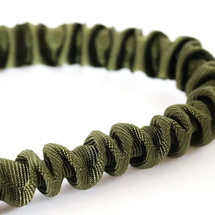 Sangle en tissu élastique vert olive avec un motif tissé texturé, pour une laisse tactique en bungee élastique pour chien avec doubles poignées de contrôle.