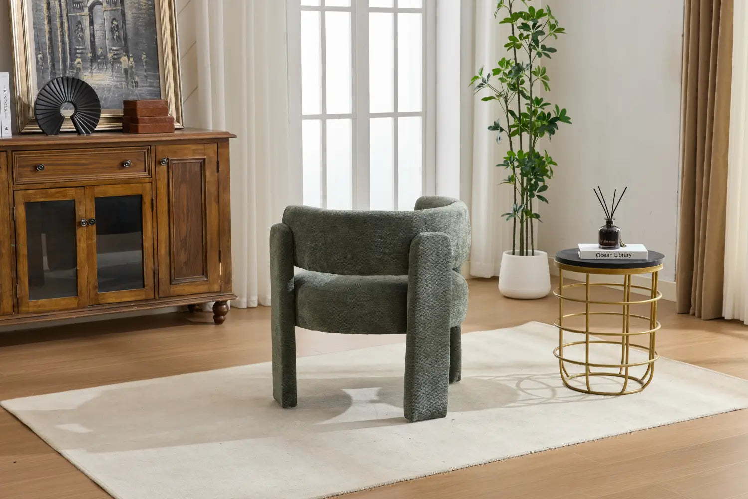 Ein moderner Bouclé-Akzentstuhl mit einem schlanken, minimalistischen Design, mit olivgrünem strukturiertem Bezug und robusten, sich verjüngenden Beinen.