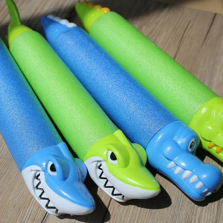 Pistolets à eau blasters en mousse de couleur vive, en forme de requin et de alligator, pour enfants, avec des visages de dessin animé ludiques et des dents acérées, conçus pour des jouets de piscine.