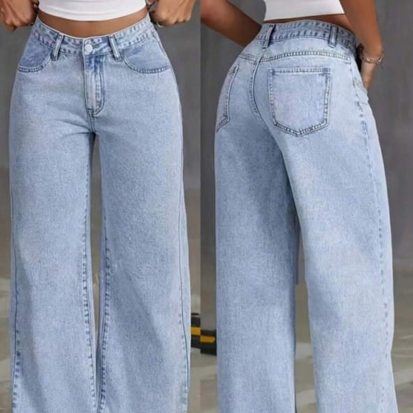 Jeans en denim à lavage clair taille haute et jambe évasée avec un design classique à cinq poches, présentés dans le style jeans en denim rose taille haute, jambe évasée.