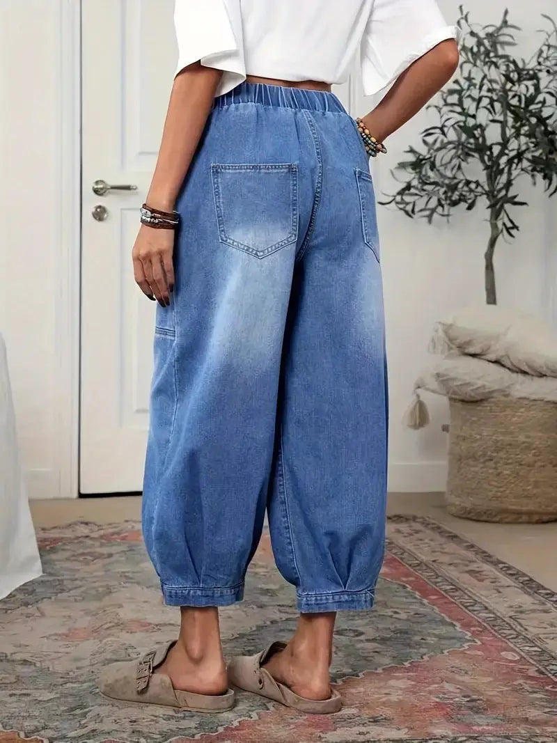 Pantalon capri en denim bleu à taille haute, coupe ample et très évasée à l’allure décontractée, avec ceinture élastique, en denim effet wash clair.