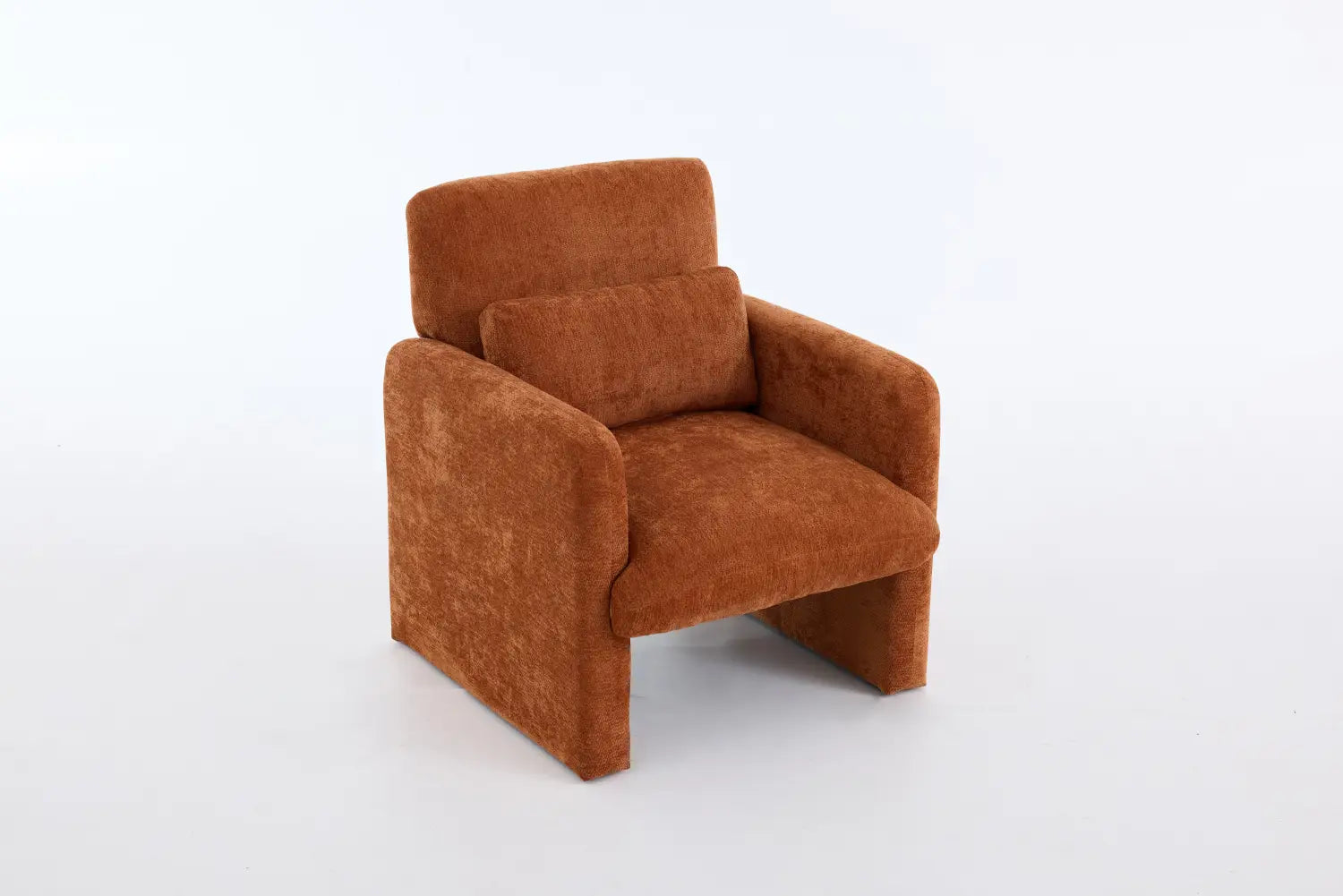 ein moderner Bouclé-Akzent-Sessel, gepolstert in verbrannt-orangefarbenem Samt, mit einem plüschigen Design und einem passenden Kissen