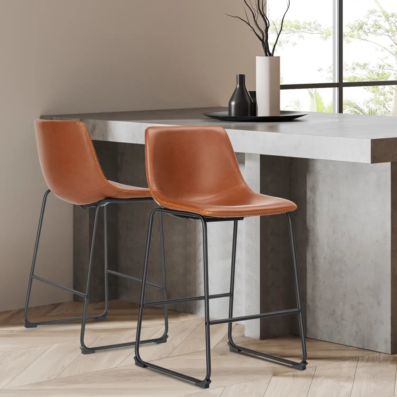 Tabourets de bar en cuir marron, ensemble de 2, avec cadres métalliques noirs, conçus dans un style milieu du siècle pour un coin comptoir