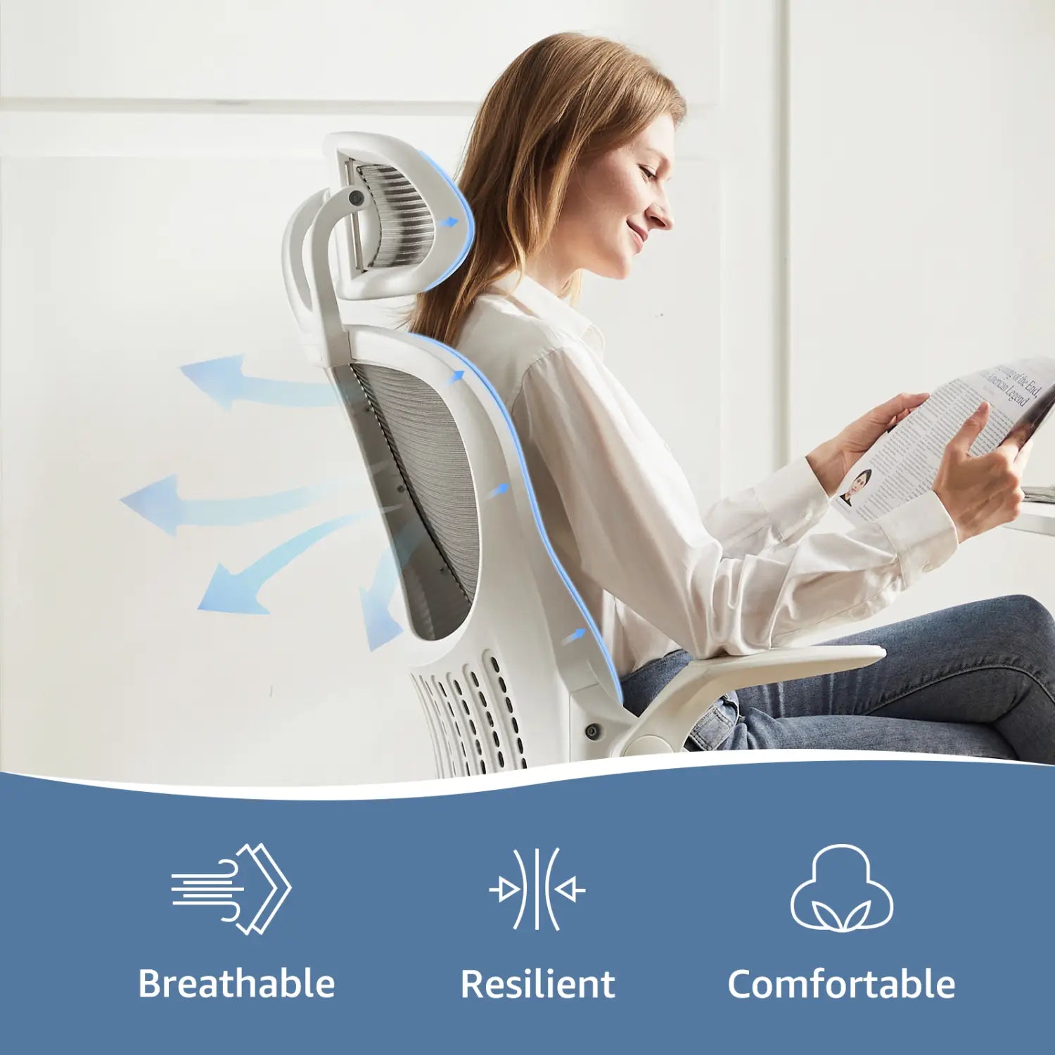Chaise de bureau ergonomique en maille blanche avec accoudoirs relevables et éclairage d’accentuation bleu, illustrée depuis le côté arrière.