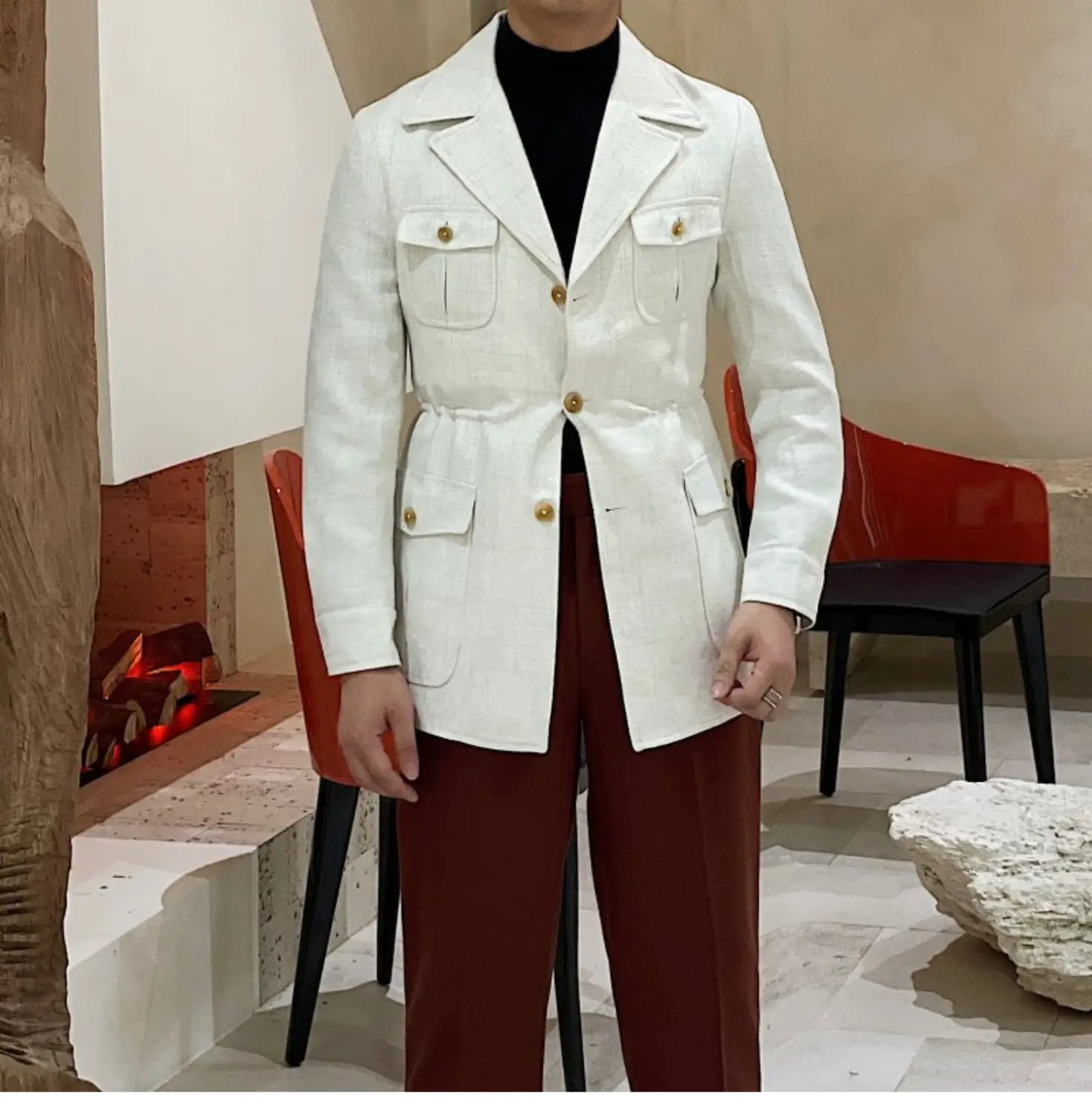 Blazer blanc texturé avec boutons ton sur ton dorés et poches à rabat dans une veste de blazer ceinturée ajustée slim fit pour homme, adapté à un usage formel