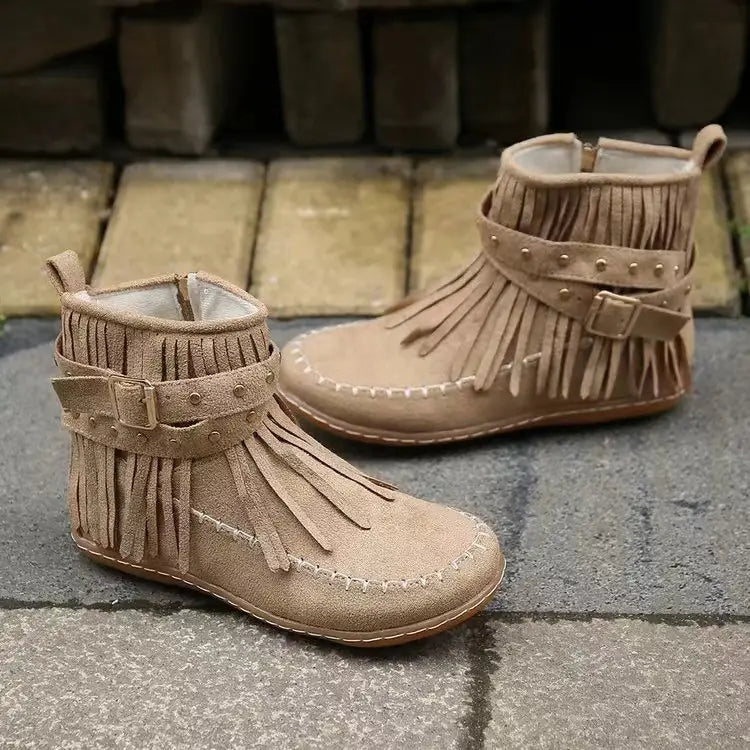 Botines retro de ante color camel con borlas con flecos, detalles de tachuelas y correas ajustables con hebilla en un diseño de calzado plano.