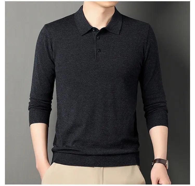 Ein dunkel-kohleschwarzgraues Herren-Wollstrick-Poloshirt mit langen Ärmeln mit subtiler melierter Textur und einer Dreiknopf-Leiste.