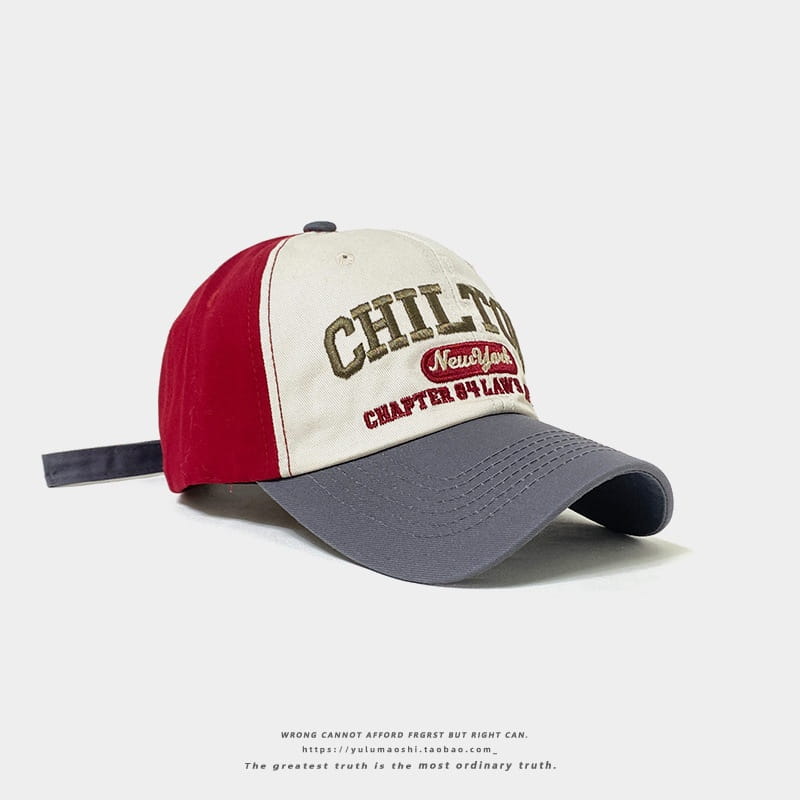 Casquette de baseball rétro à empiècements contrastés rouge, blanche et grise, avec broderie « Chilton », et un petit écusson ovale rouge indiquant « New York », conçue comme un chapeau de soleil.