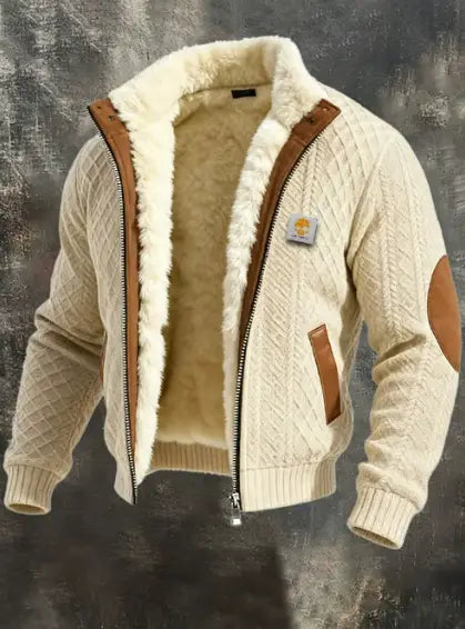Veste en cuir matelassée doublée en shearling pour homme de couleur crème, avec un design zippé à maille torsadée, des empiècements en cuir marron et une doublure en shearling moelleuse.
