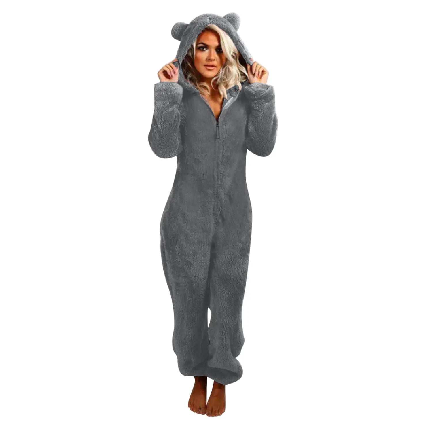 Enterizo tipo pijama con temática de oso en color gris, con tejido de forro polar de textura suave y capucha con forma de orejas incorporadas, diseñado como un pijama tipo mono.