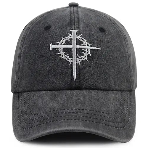 Casquette de baseball en denim gris foncé vieilli présentant une croix blanche brodée avec un motif de couronne d’épines pour la tenue de foi.