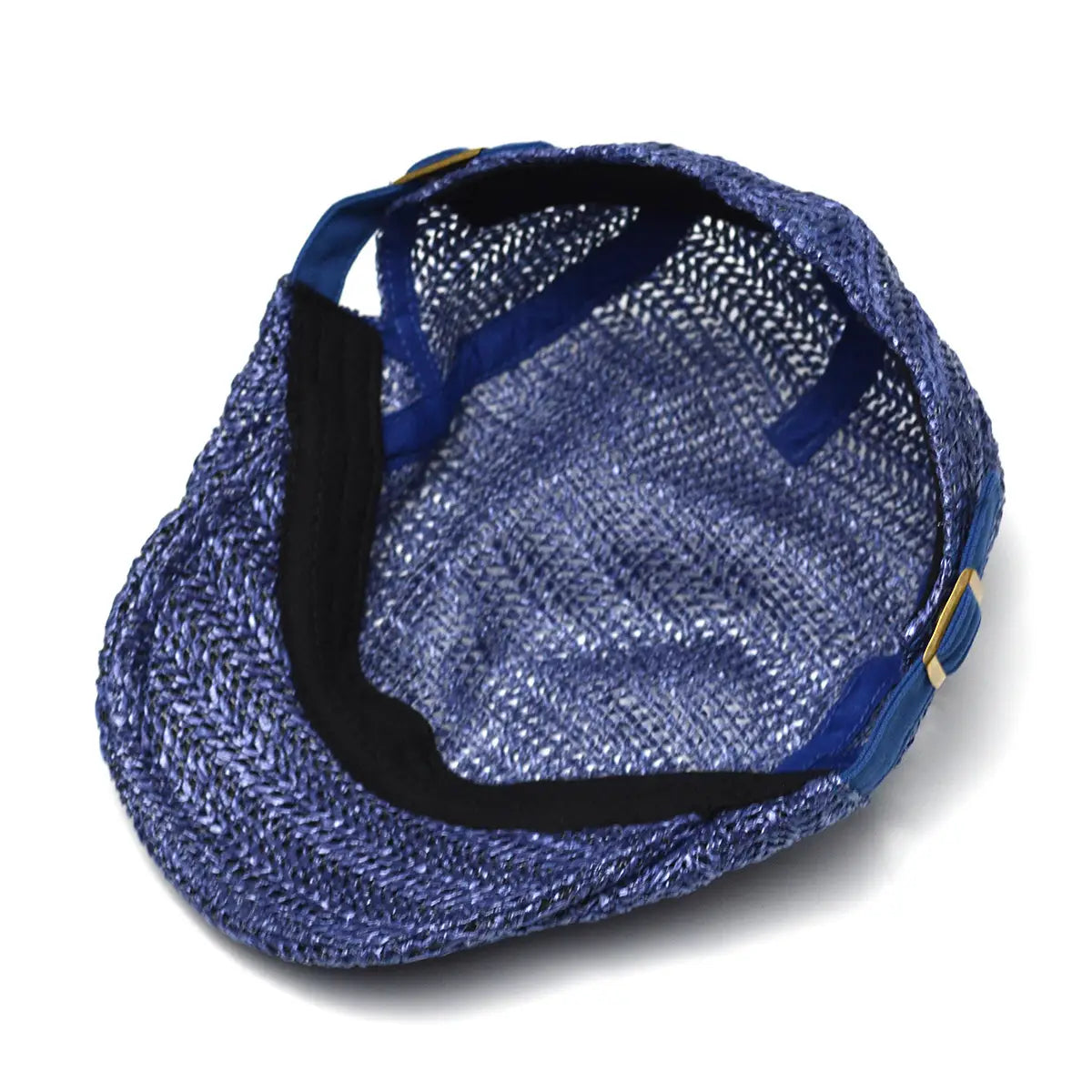Sombrero tipo cubo de paja azul con forro interior negro y correa azul ajustable para la protección solar en verano, mostrado desde el lado posterior