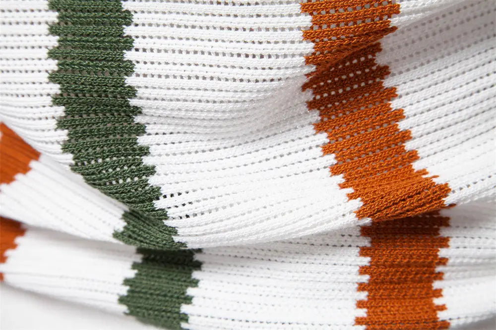 Herren gestreiftes atmungsaktives Strick-Sommer-Poloshirt in Kombination mit weißen, grünen und orangefarbenen gestreiften Stricksocken mit gewebter Textur.
