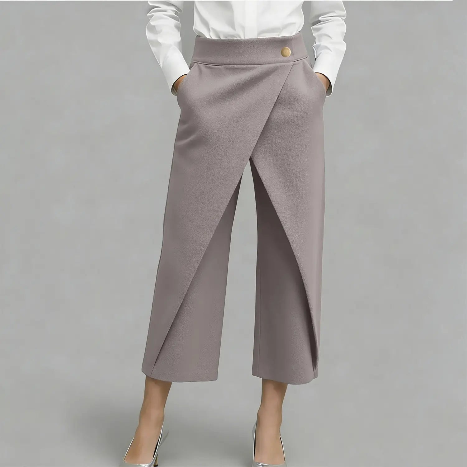 High-Waist-Wide-Leg-Hosen in Grau mit drapiertem Vorderteil und einem einzelnen goldfarbenen Knopf am Bund.