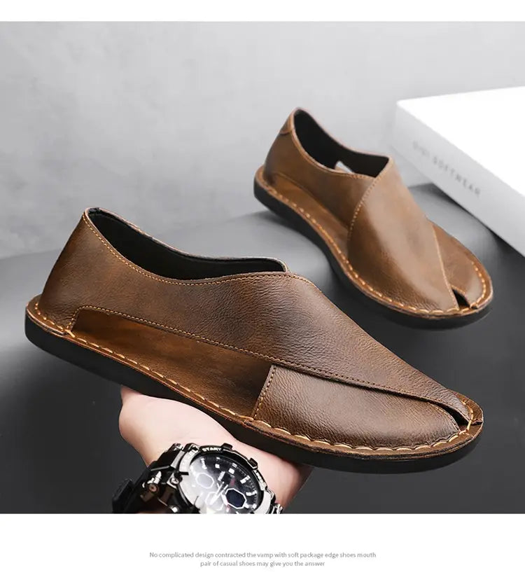 Herren-Braune Echtleder-Slip-on-Strandsandalen mit Peep-toe-Design und sichtbarer Ziernaht entlang der Kanten.