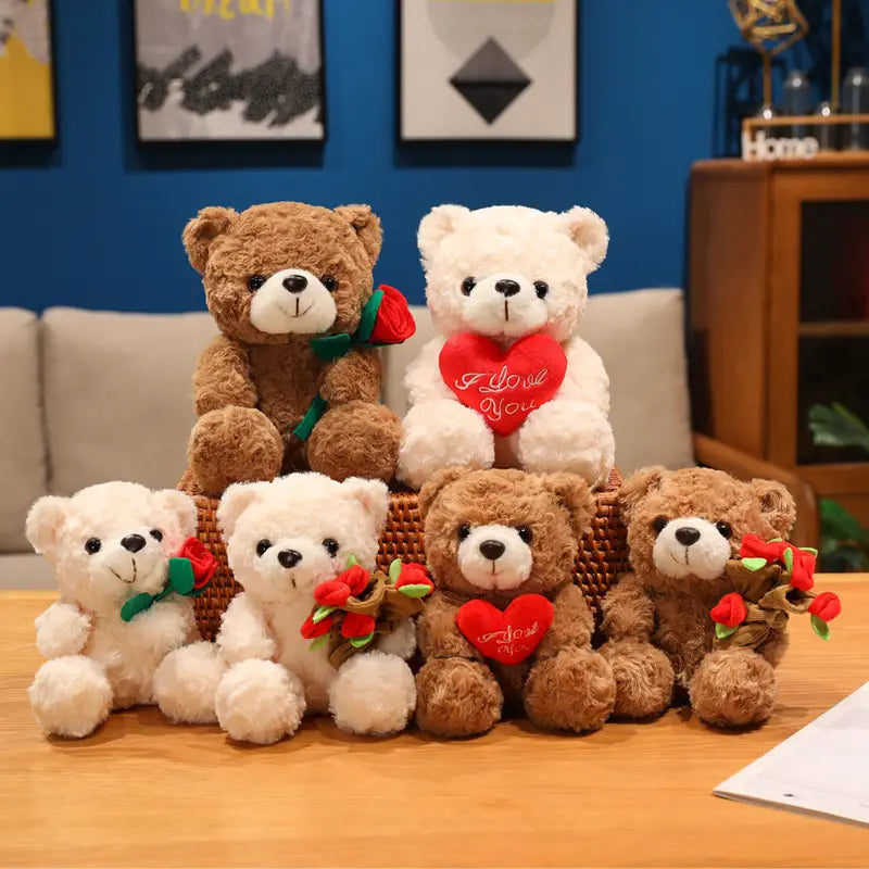 Wundervolle Plüsch-Teddybären in sanftem Braun und Weiß, die rote Rosen oder herzförmige Kissen mit „I love you“ bestickt halten; perfekt als Valentinsgeschenk, 16–25 cm.