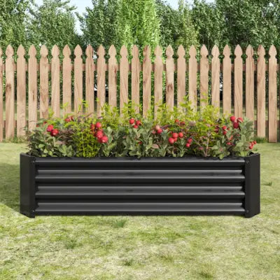 Lecho elevado de jardín de metal corrugado negro, relleno con plantas verdes y flores rojas, diseñado como una maceta galvanizada de 4x2x1 pies.
