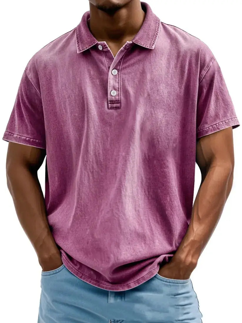 Ein weiches, verblasstes violettes ausgefranstes Baumwoll-Poloshirt mit kurzen Ärmeln, klassischem Kragen und Knopfleiste.
