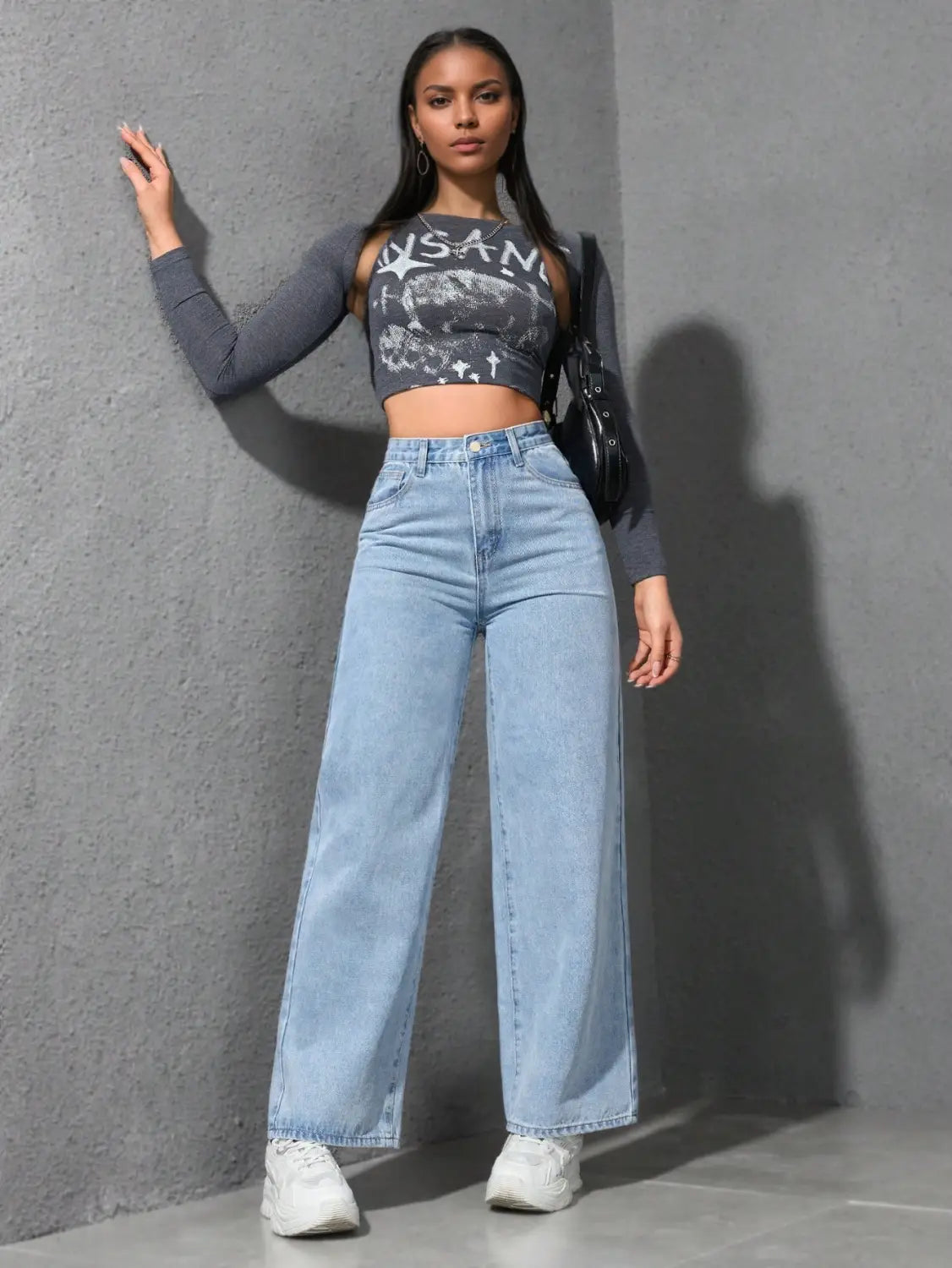 Jean à taille haute, jambe ample, en denim bleu clair, fabriqué dans un tissu denim, présenté de face.