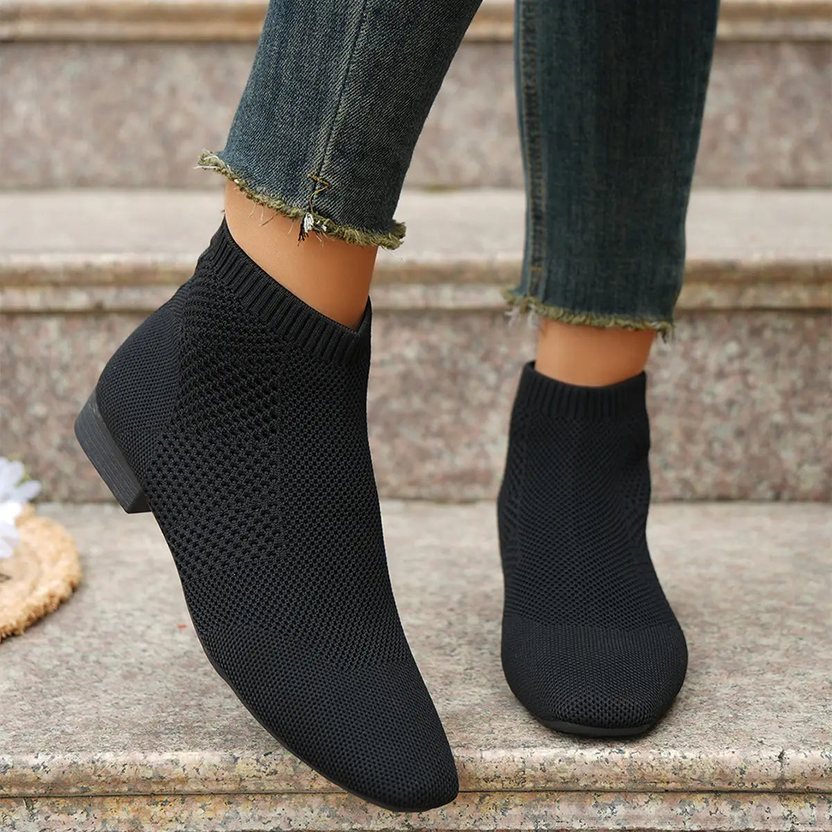 Plus-Size-Spitz zulaufende Strick-Schnürstiefeletten in Schwarz mit schlanker, wie Mesh wirkender Textur und niedrigen Blockabsätzen.