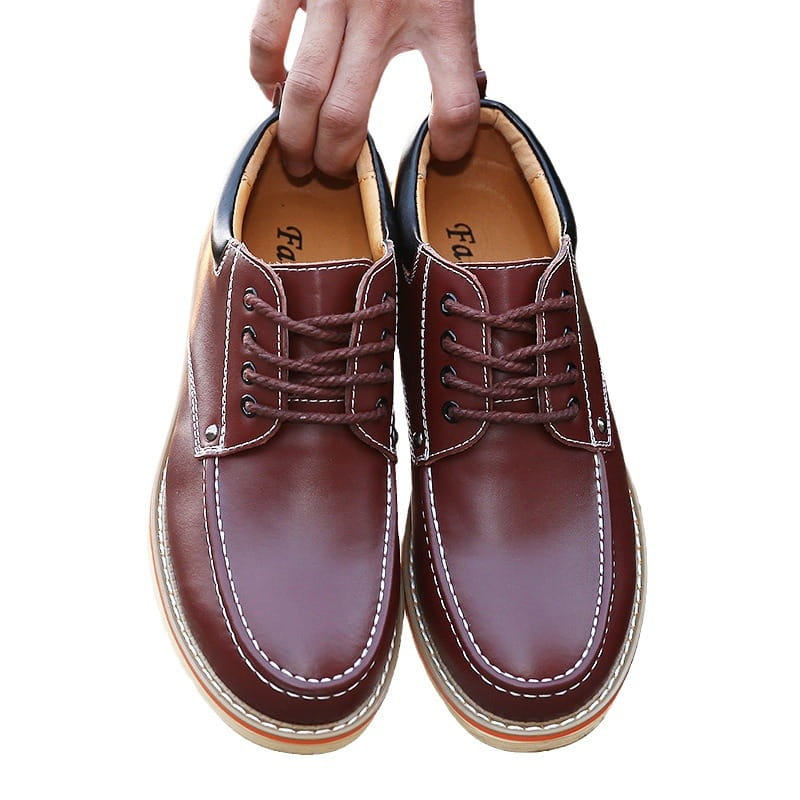 Herren-Braunlederschuhe zur Höhensteigerung mit Schnürung, mit weißer Steppung und einer beigen Sohle, mit 6-cm-Einlegesohle.
